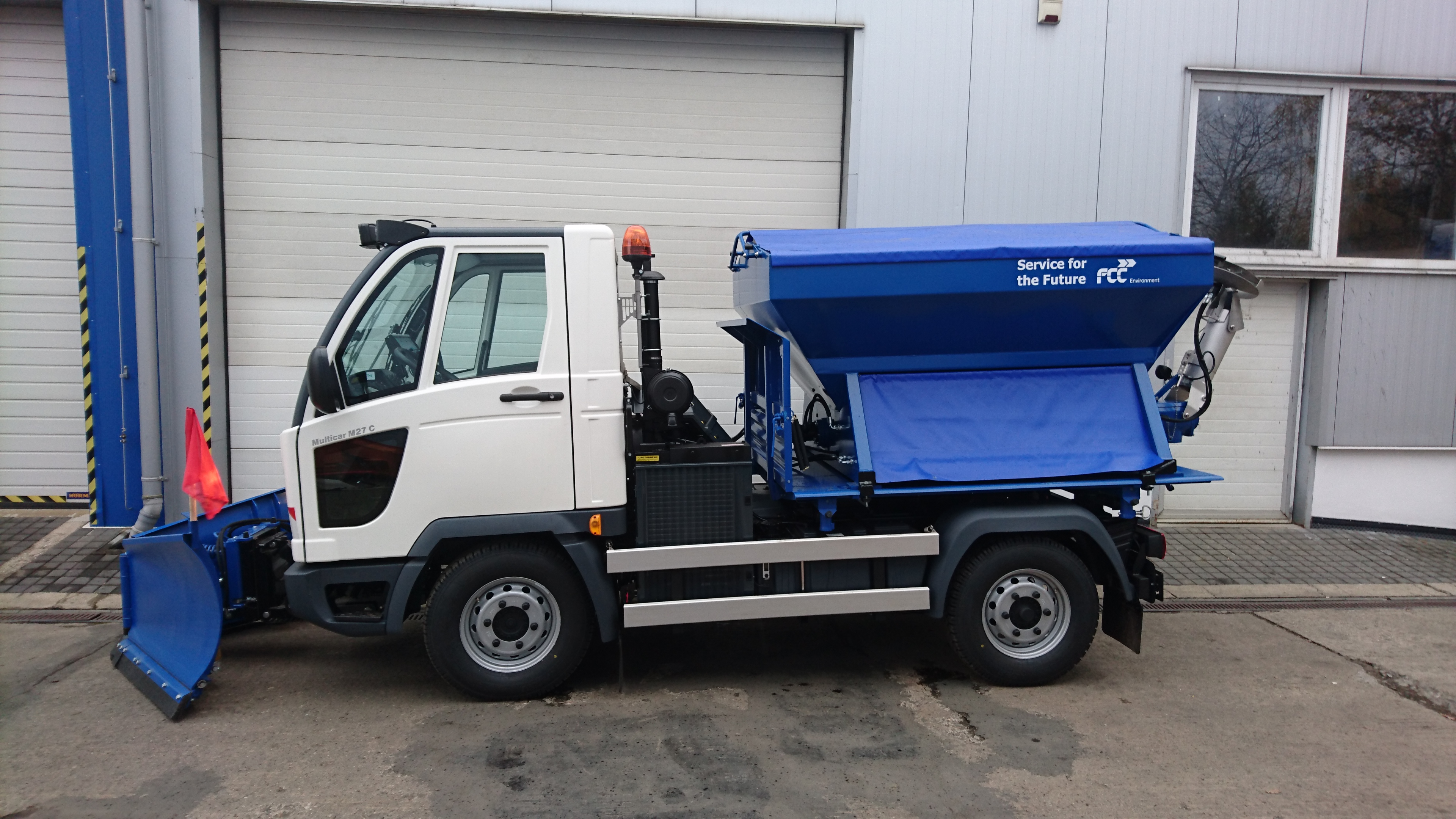 Nástavby na zimní údržbu komunikací na podvozku Multicar M27 pro společnost FCC.