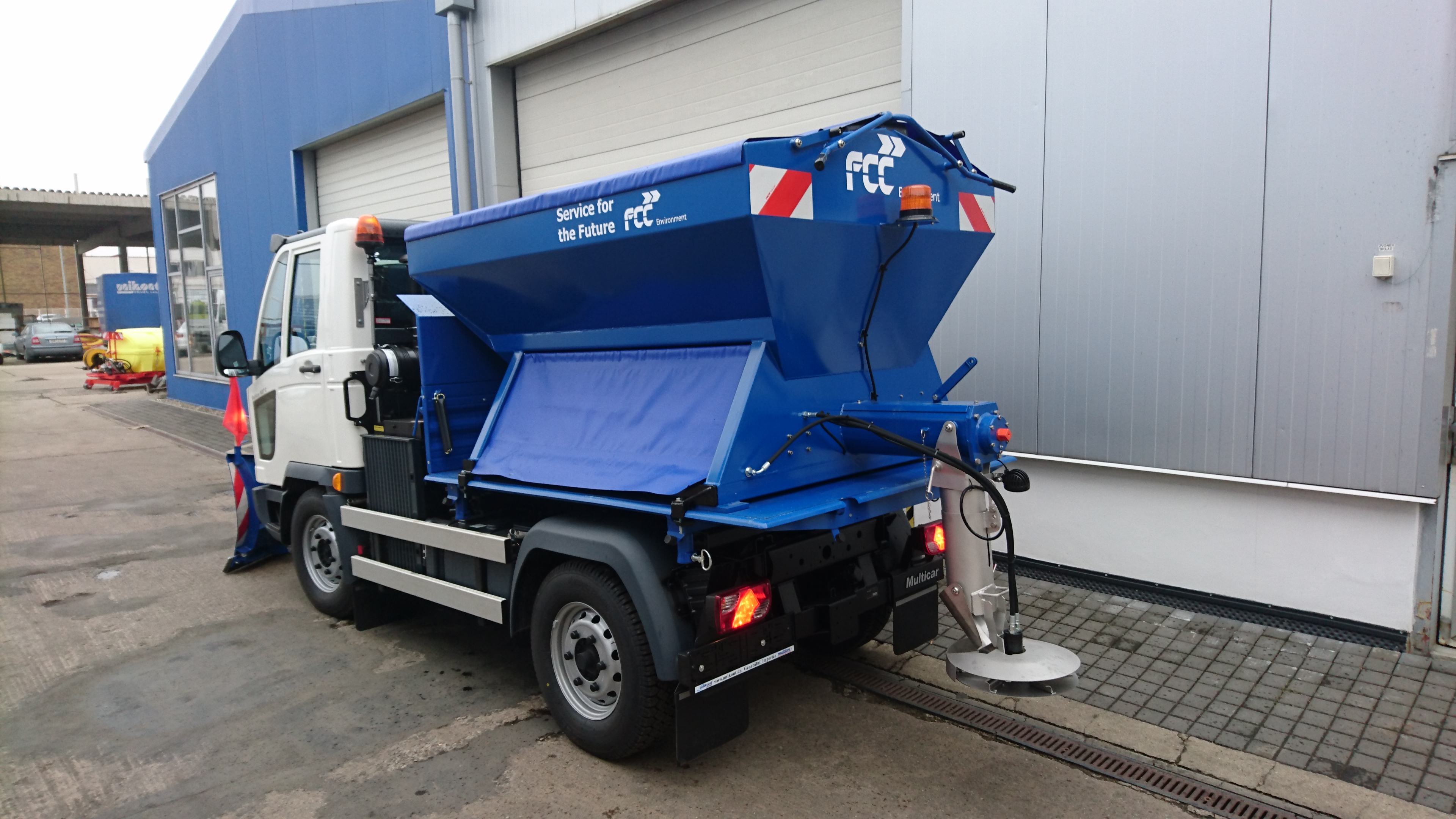 Nástavby na zimní údržbu komunikací na podvozku Multicar M27 pro společnost FCC.