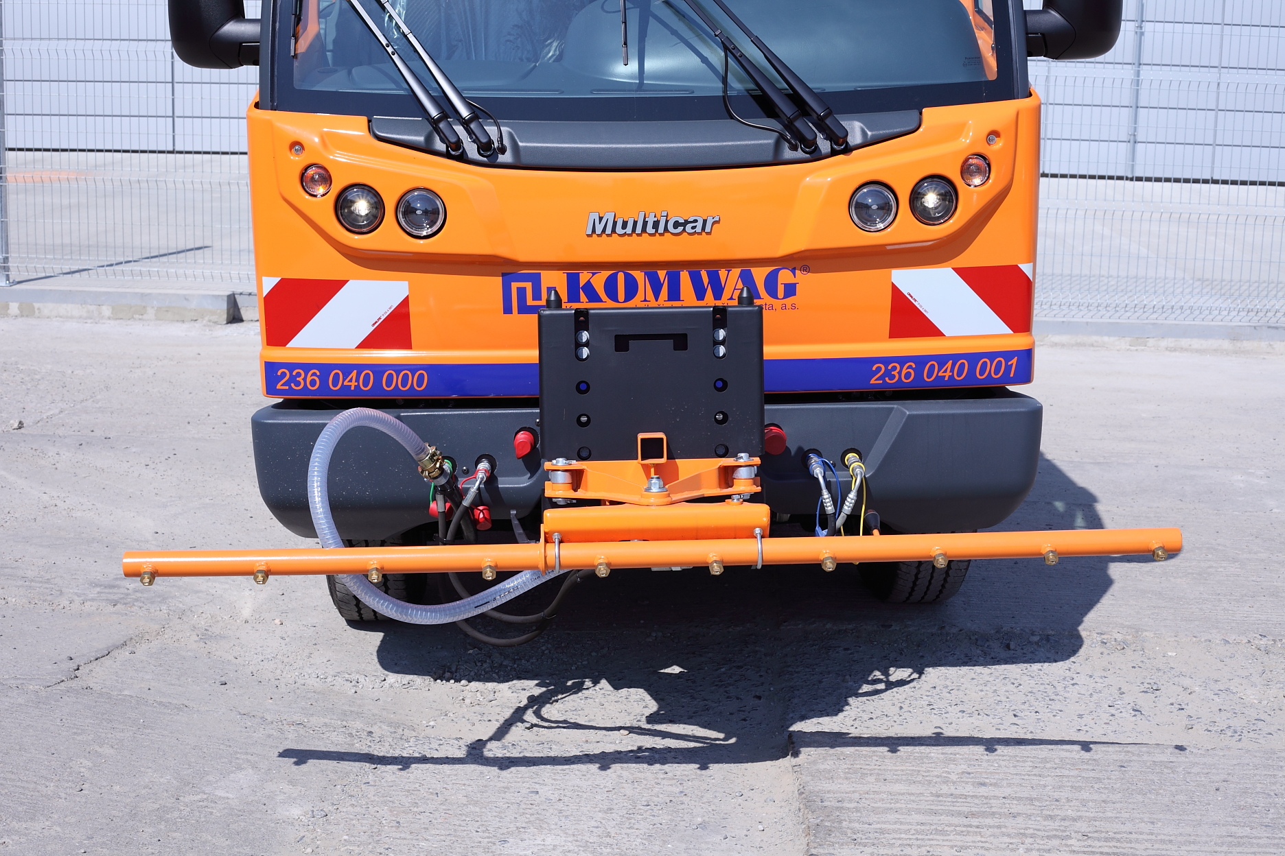 Vodní cisterna CNT2000 s mycí lištou ML1600 na podvozku Multicar M27 compact pro společnost Komwag.