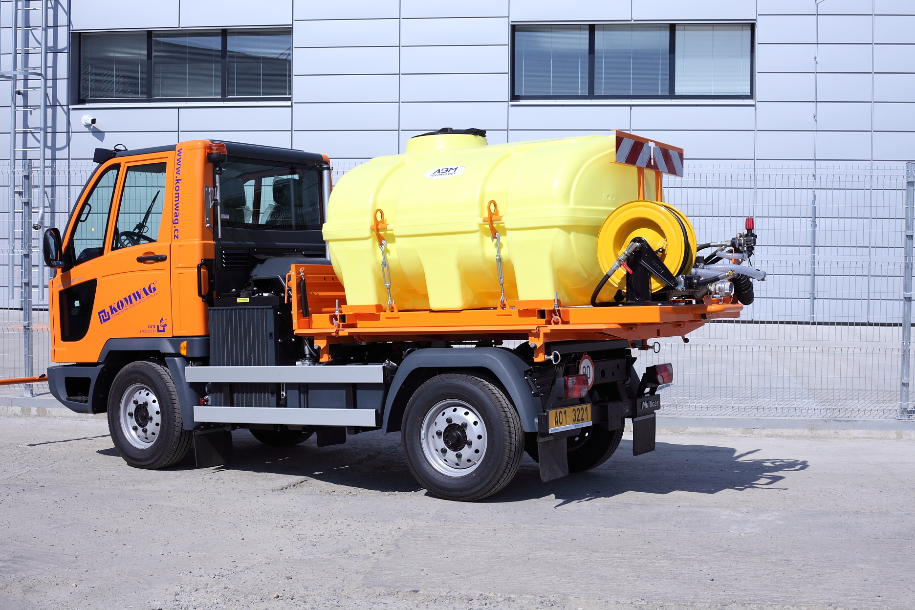 Vodní cisterna CNT2000 s mycí lištou ML1600 na podvozku Multicar M27 compact pro společnost Komwag.
