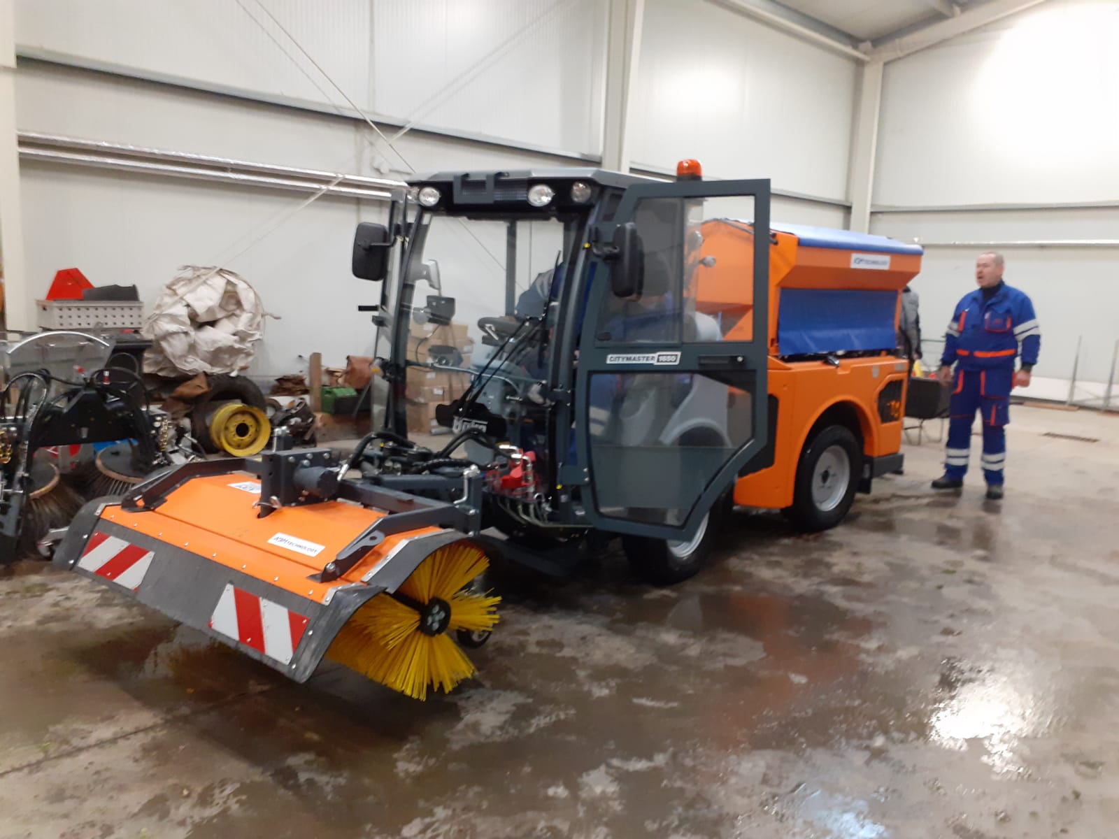 Sypač BBS a silniční zametač SZP na podvozku HAKO Citymaster 1650 pro Město Brtnice.