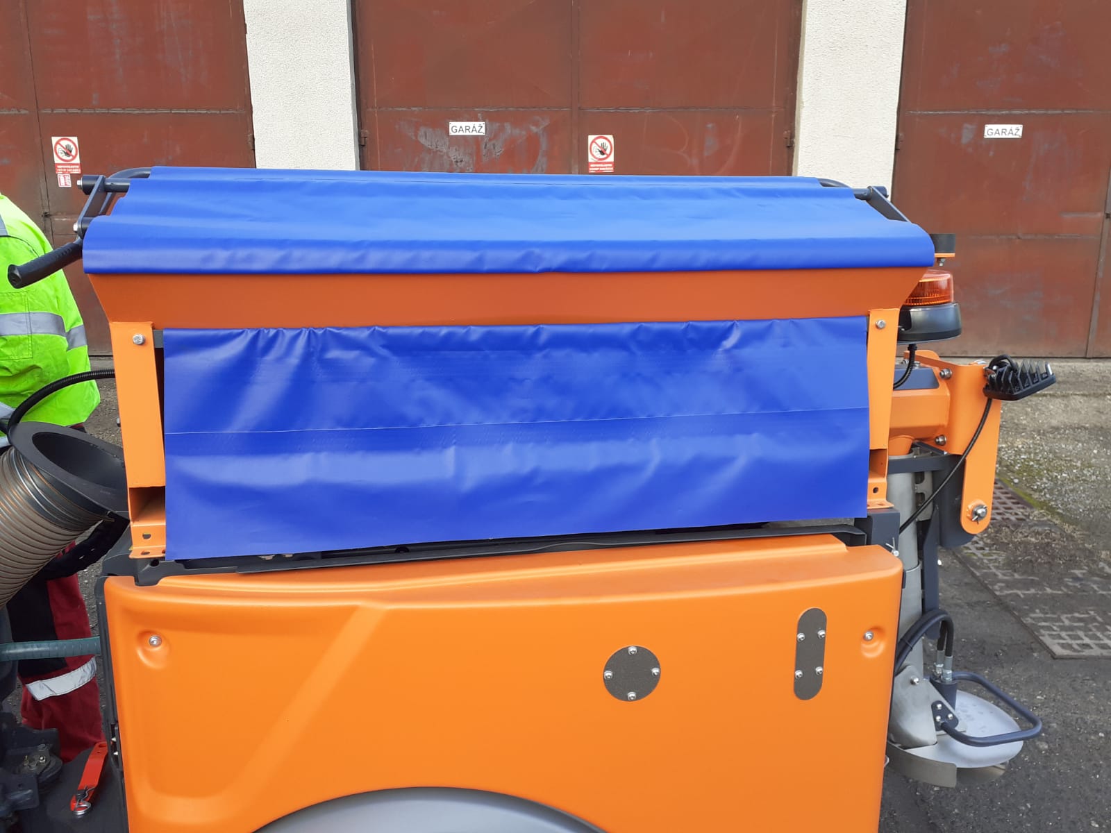 Sypač BBS a sněhová radlice PKN na podvozku HAKO Citymaster 650 pro Městské Technické služby Bílina.