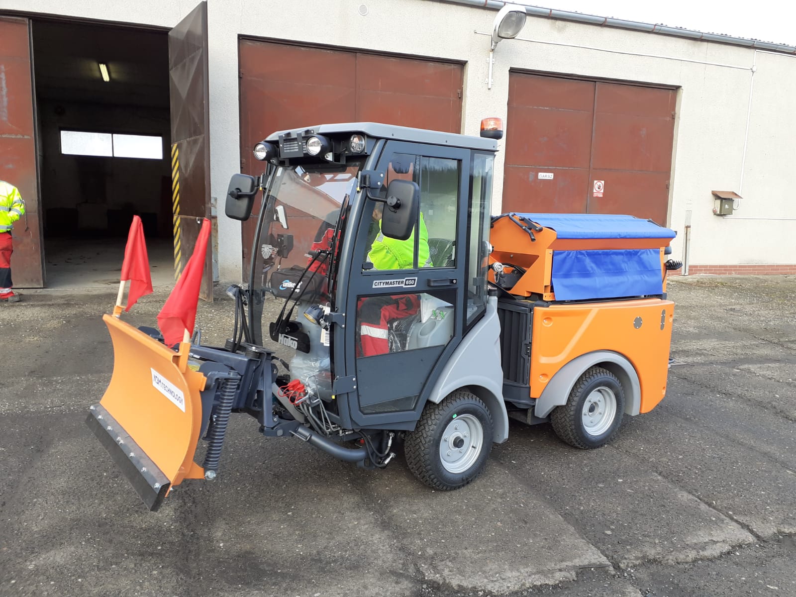 Sypač BBS a sněhová radlice PKN na podvozku HAKO Citymaster 650 pro Městské Technické služby Bílina.