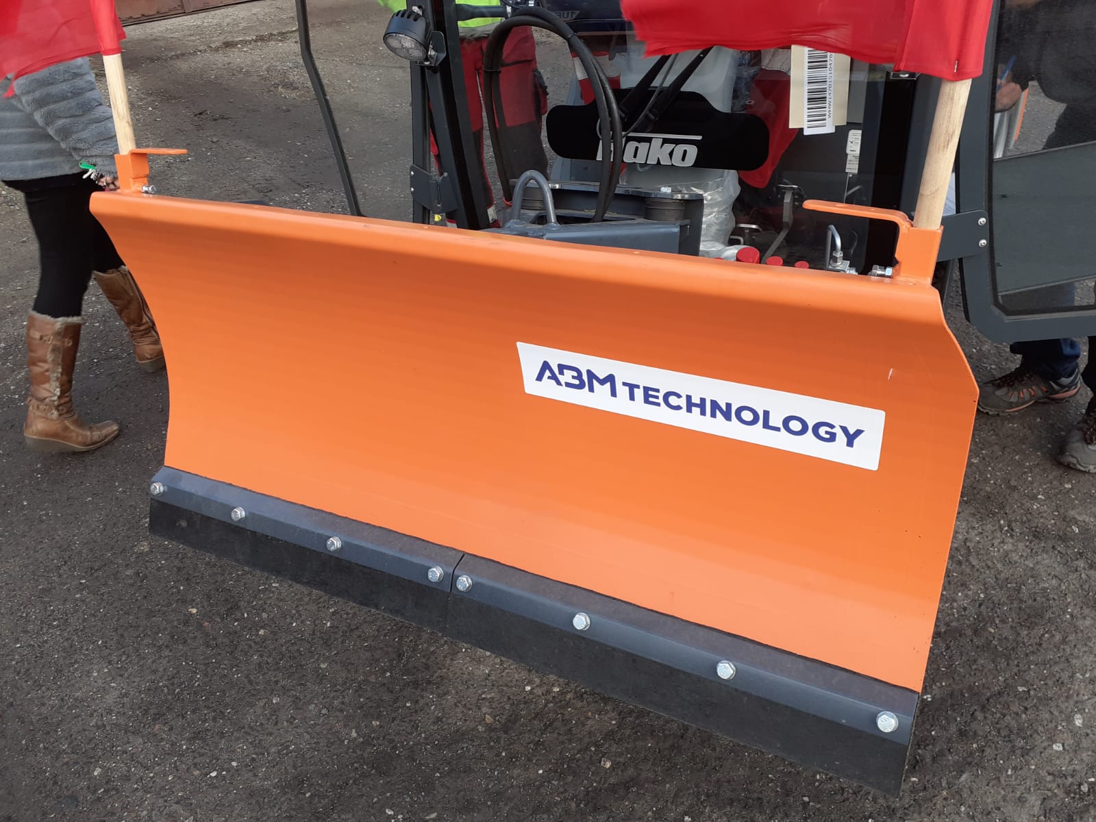 Sypač BBS a sněhová radlice PKN na podvozku HAKO Citymaster 650 pro Městské Technické služby Bílina.