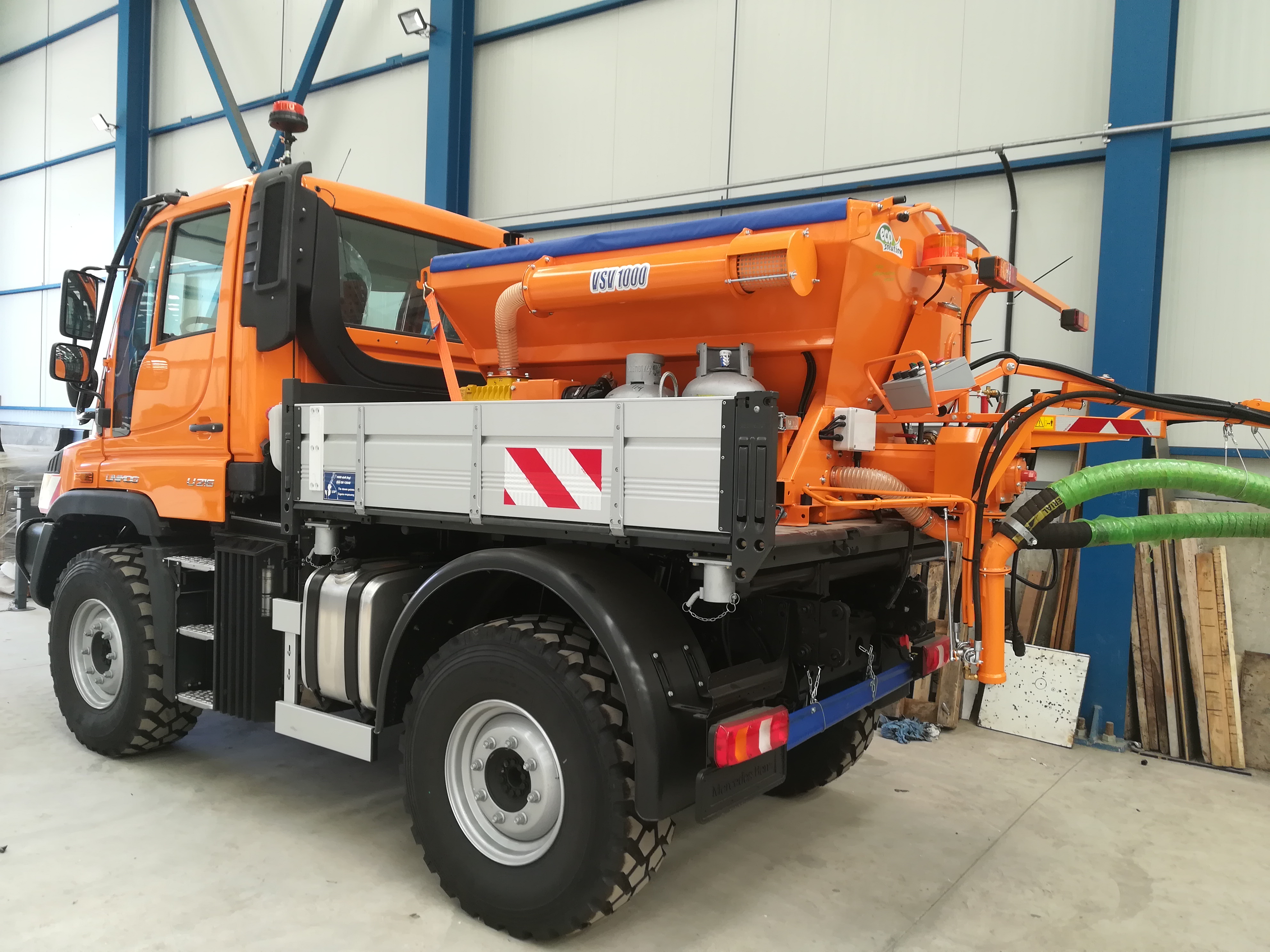 Předání vysprávkové soupravy vozovek VSV1000 na podvozku UNIMOG zákazníkovi - město Tripoli, naším zástupcem v Řecku, spol. Ecosolution.