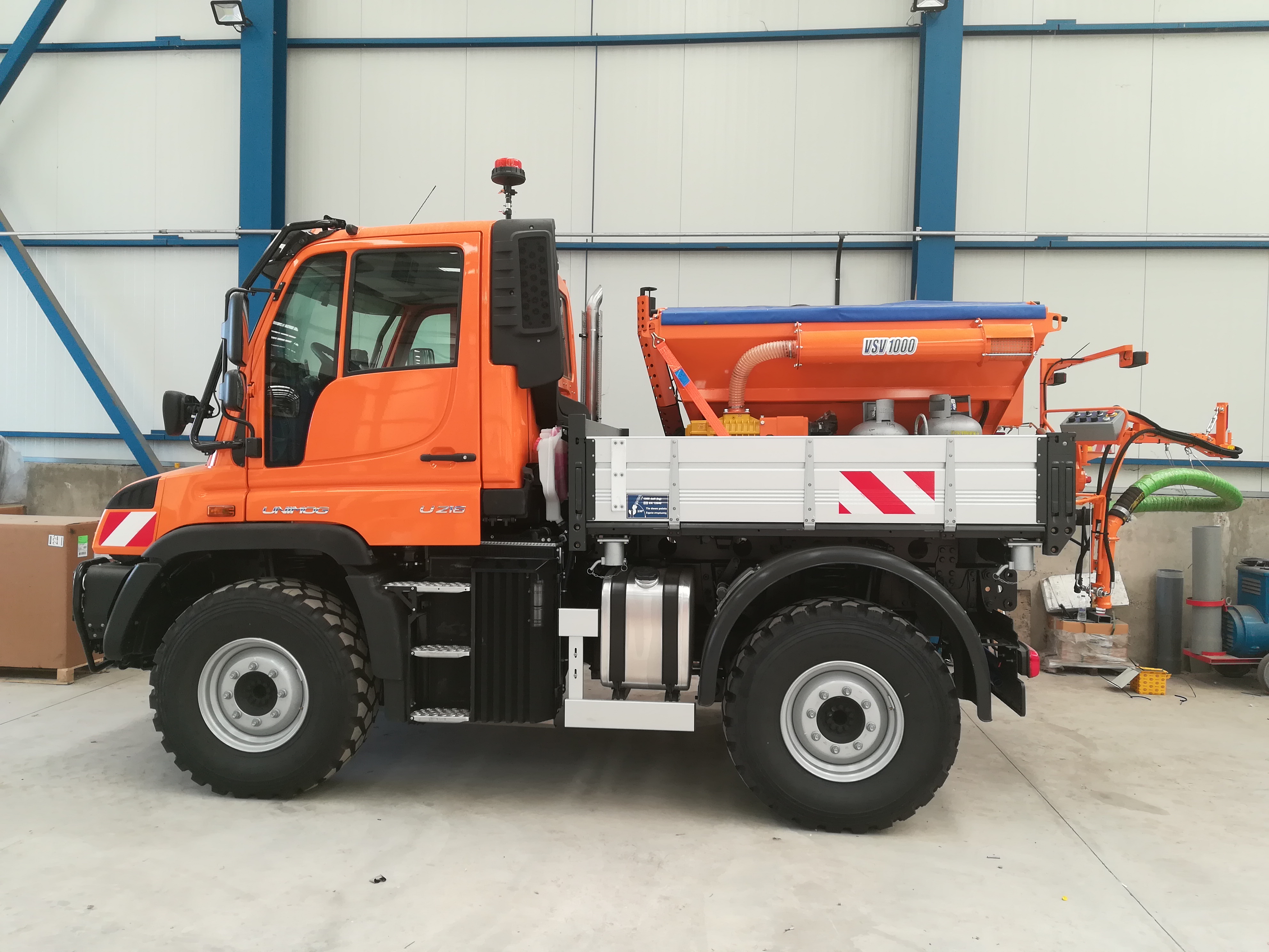 Předání vysprávkové soupravy vozovek VSV1000 na podvozku UNIMOG zákazníkovi - město Tripoli, naším zástupcem v Řecku, spol. Ecosolution.