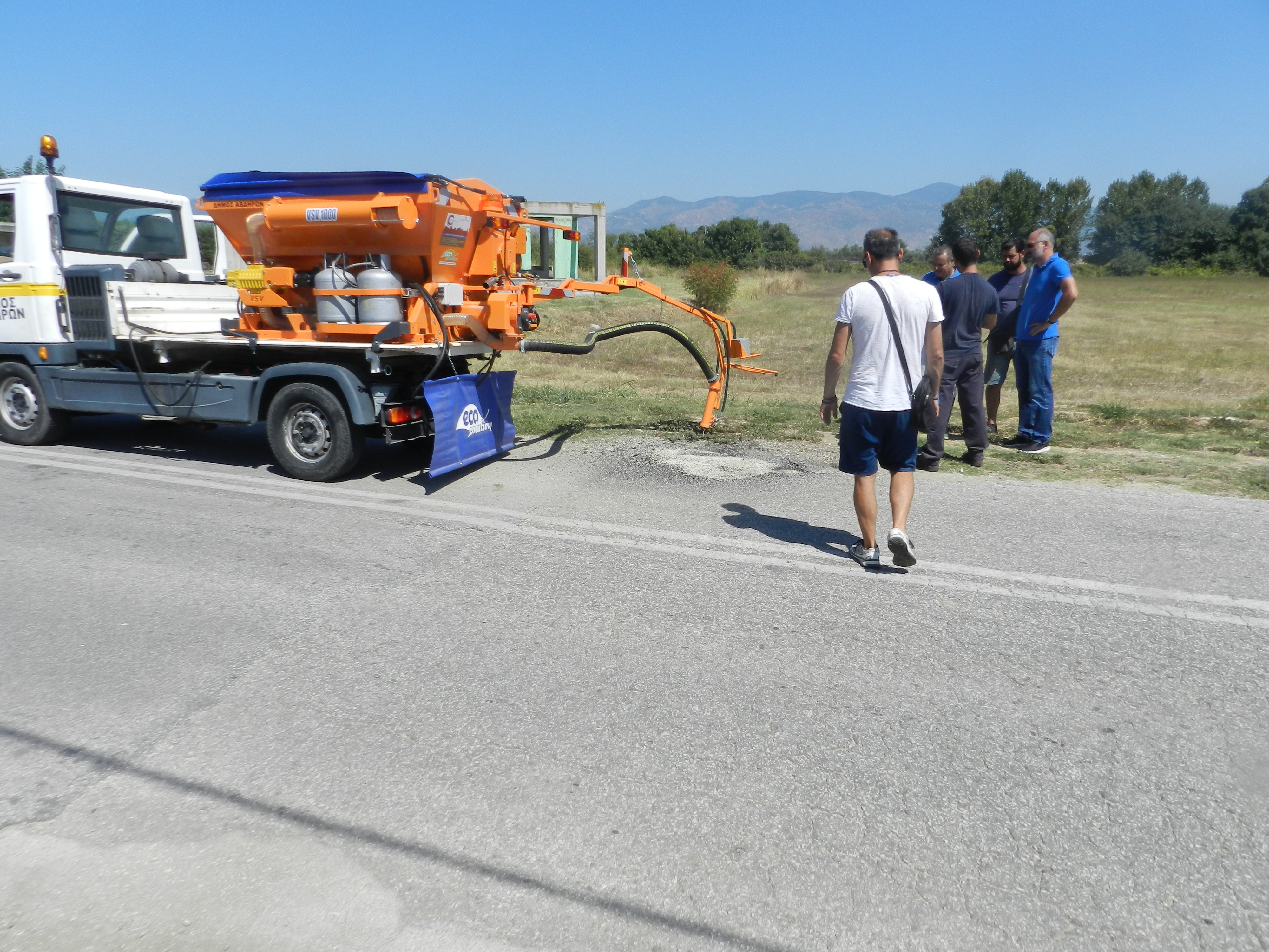 Předání vysprávkové soupravy vozovek VSV1000 na podvozku Multicar zákazníkovi - město Avdira, naším zástupcem v Řecku, spol. Ecosolution. 
