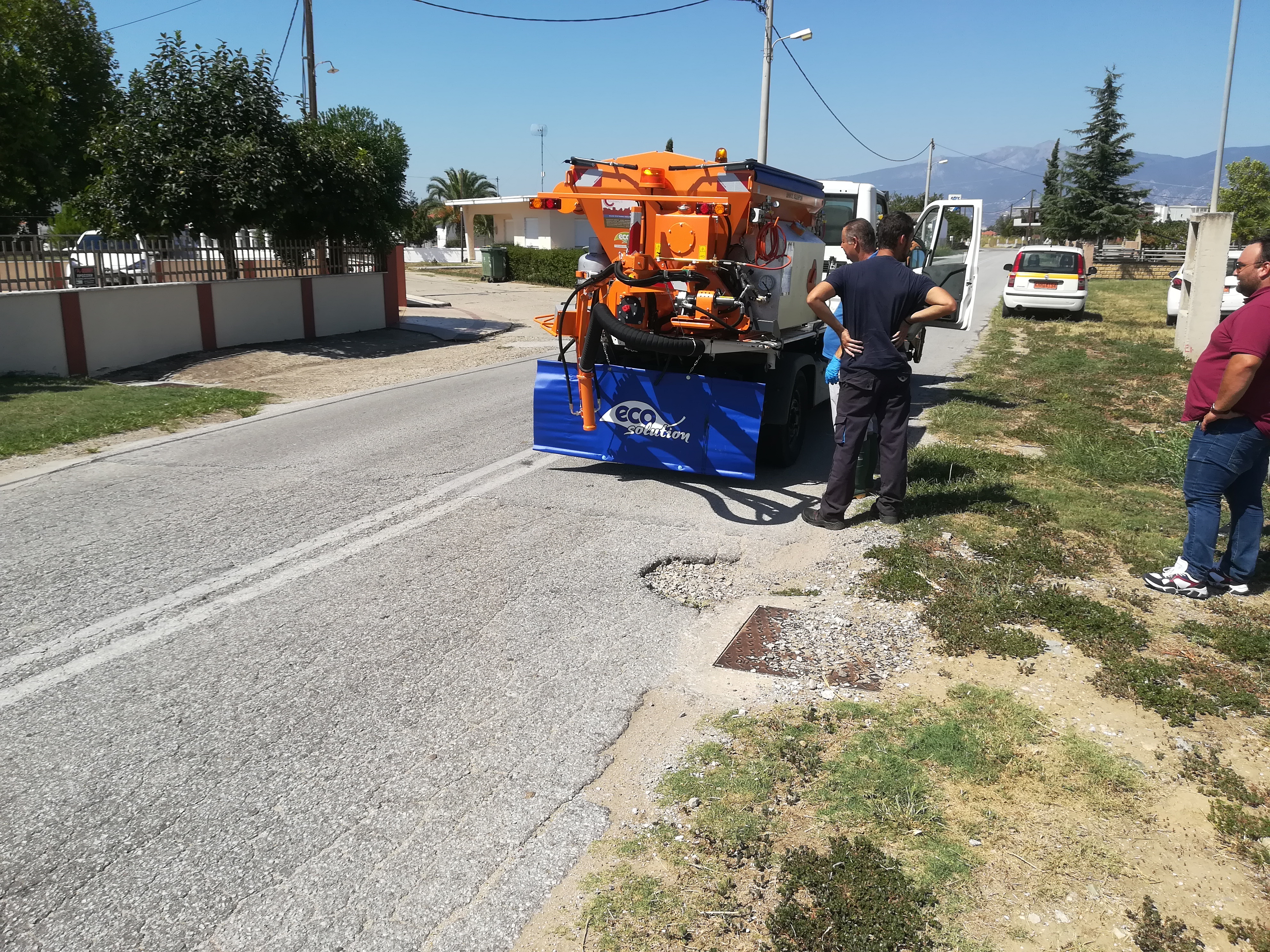 Předání vysprávkové soupravy vozovek VSV1000 na podvozku Multicar zákazníkovi - město Avdira, naším zástupcem v Řecku, spol. Ecosolution. 