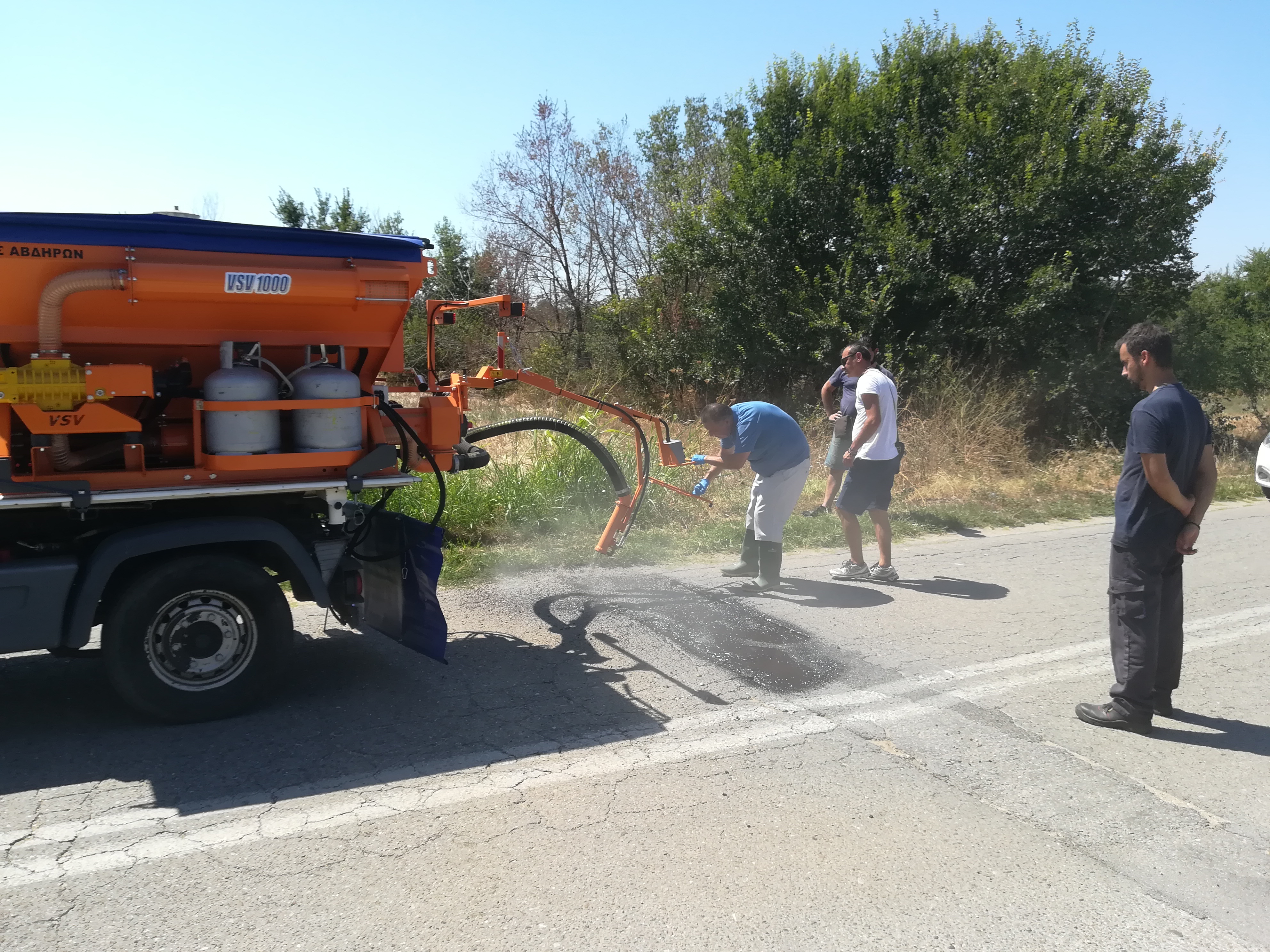 Předání vysprávkové soupravy vozovek VSV1000 na podvozku Multicar zákazníkovi - město Avdira, naším zástupcem v Řecku, spol. Ecosolution. 