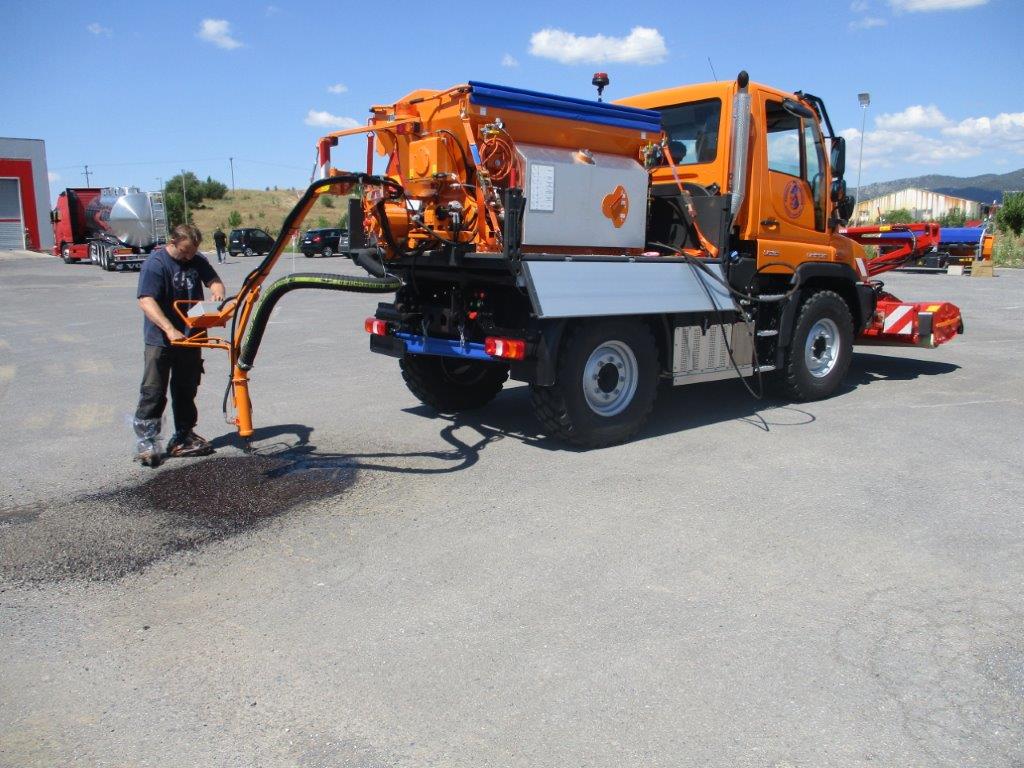 Předání vysprávkové soupravy vozovek VSV1000 na podvozku UNIMOG zákazníkovi - město Tripoli, naším zástupcem v Řecku, spol. Ecosolution.