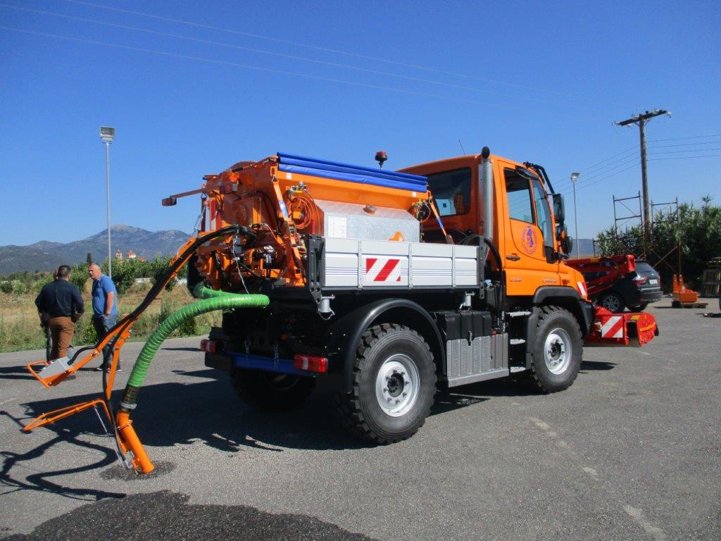 Předání vysprávkové soupravy vozovek VSV1000 na podvozku UNIMOG zákazníkovi - město Tripoli, naším zástupcem v Řecku, spol. Ecosolution.