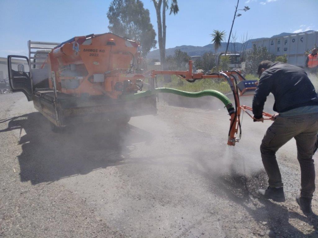 Předání vysprávkové soupravy vozovek VSV1000M zákazníkovi - město Kos, naším zástupcem v Řecku, spol. Ecosolution.