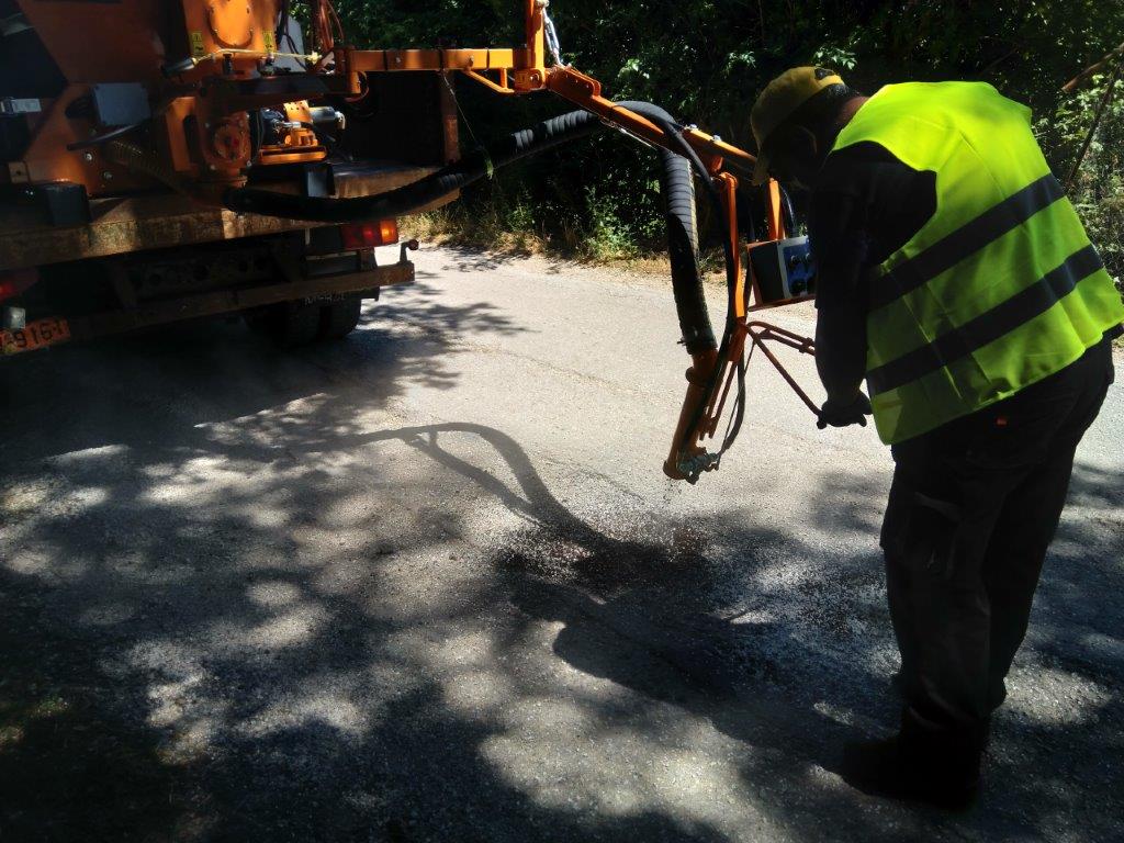 Předání vysprávkové soupravy vozovek VSV1000M zákazníkovi - město Zitsa, naším zástupcem v Řecku, spol. Ecosolution.