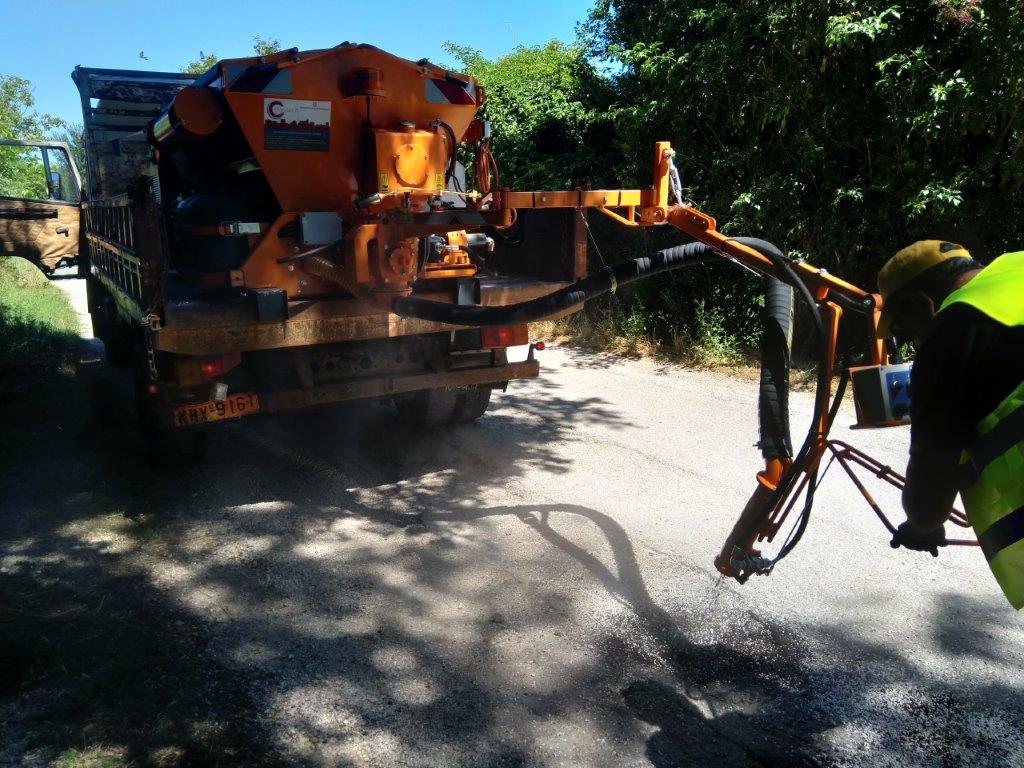 Předání vysprávkové soupravy vozovek VSV1000M zákazníkovi - město Zitsa, naším zástupcem v Řecku, spol. Ecosolution.