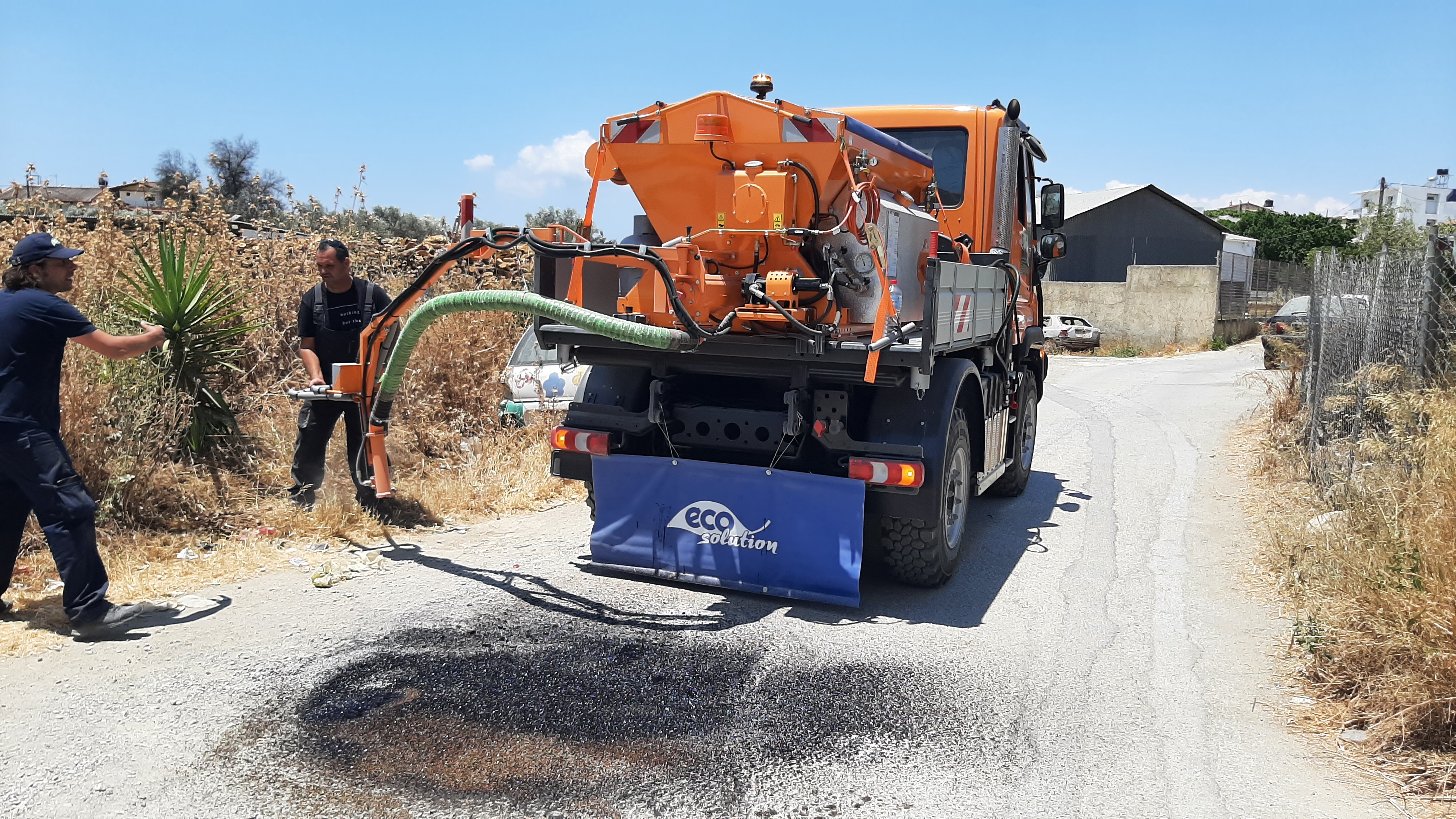 Předání vysprávkové soupravy vozovek VSV1000 na podvozku UNIMOG zákazníkovi - město Phaistos na ostrově Kréta, naším zástupcem v Řecku, spol. Ecosolution.