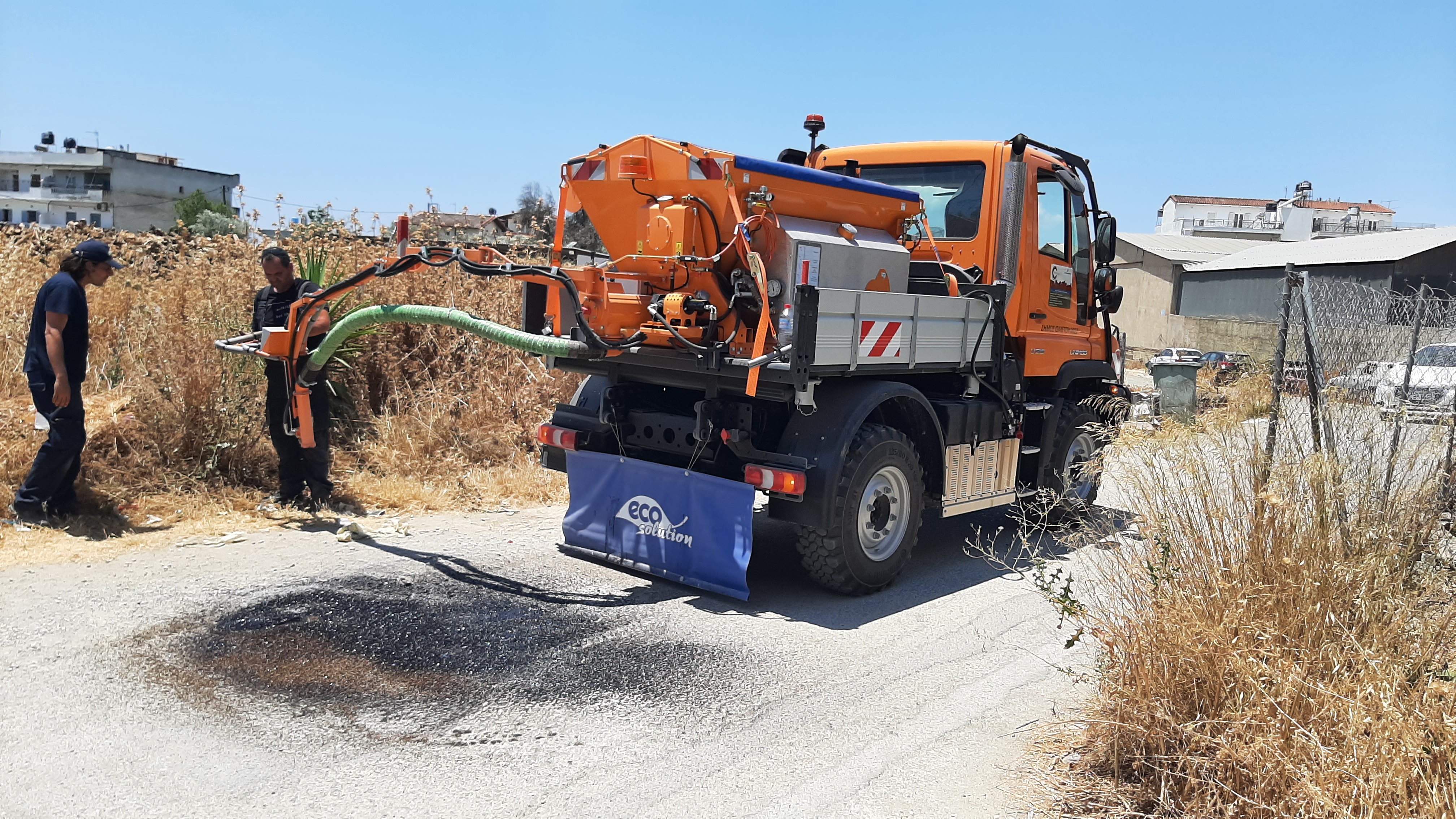 Předání vysprávkové soupravy vozovek VSV1000 na podvozku UNIMOG zákazníkovi - město Phaistos na ostrově Kréta, naším zástupcem v Řecku, spol. Ecosolution.