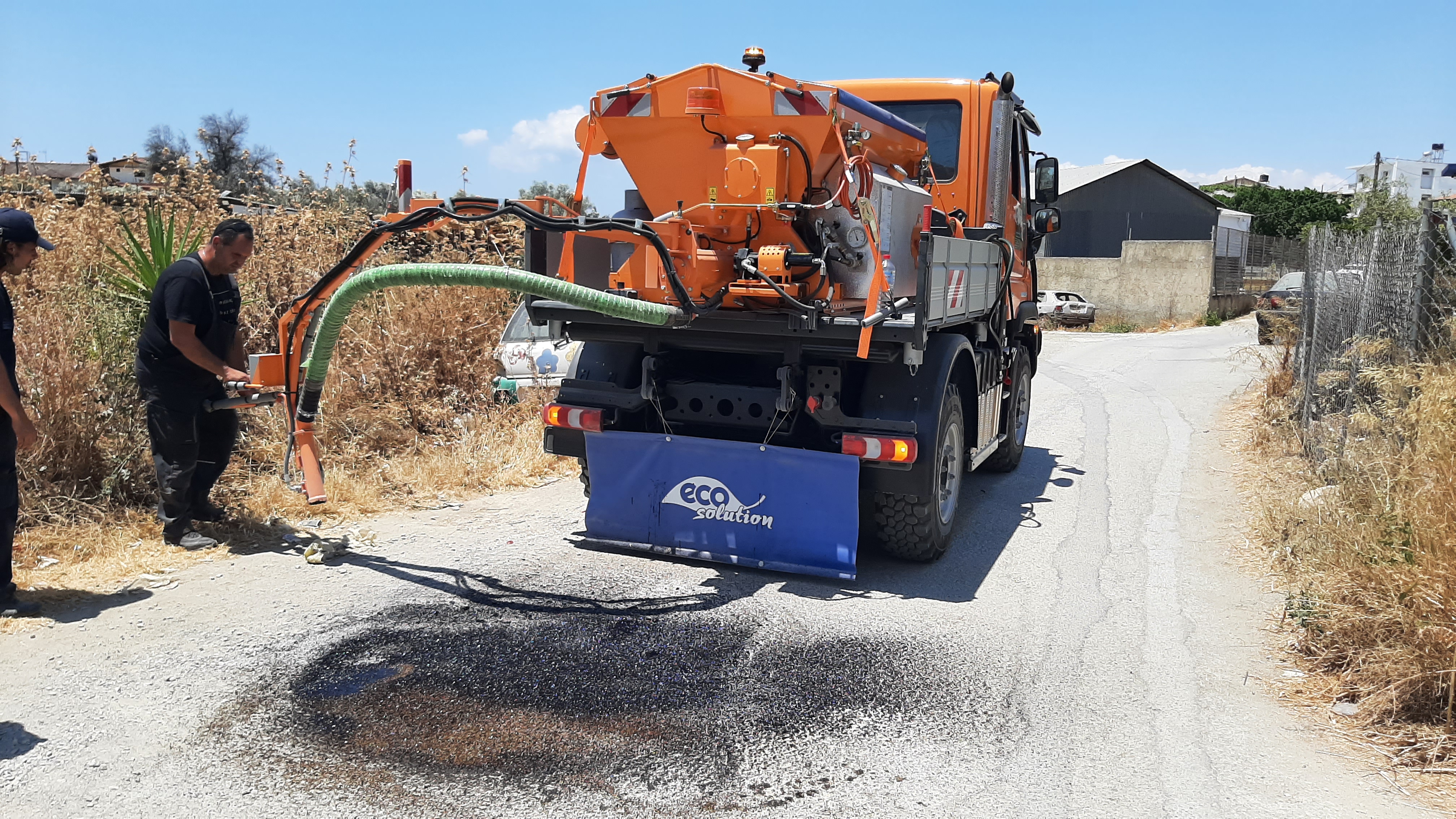 Předání vysprávkové soupravy vozovek VSV1000 na podvozku UNIMOG zákazníkovi - město Phaistos na ostrově Kréta, naším zástupcem v Řecku, spol. Ecosolution.