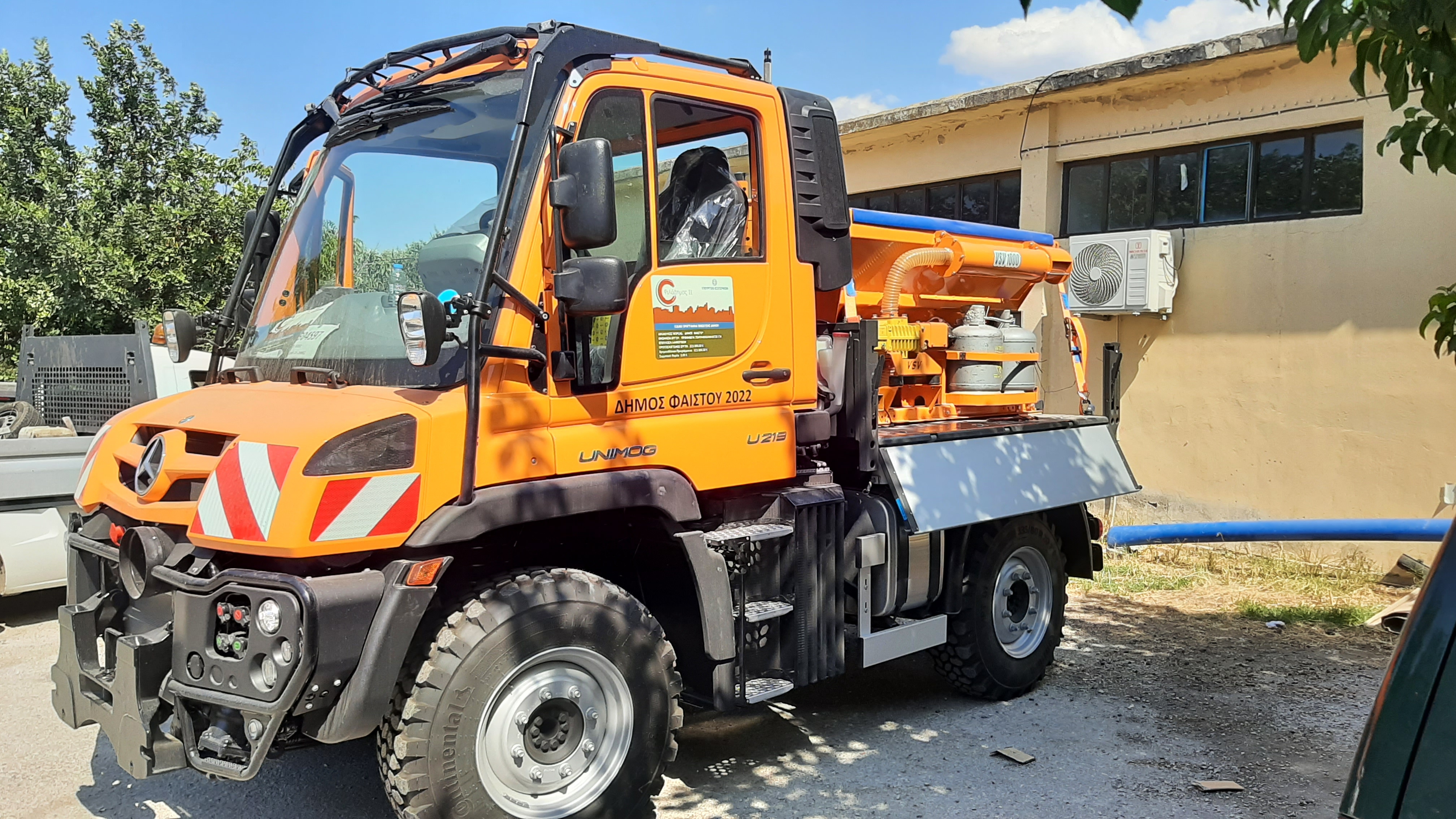Předání vysprávkové soupravy vozovek VSV1000 na podvozku UNIMOG zákazníkovi - město Phaistos na ostrově Kréta, naším zástupcem v Řecku, spol. Ecosolution.