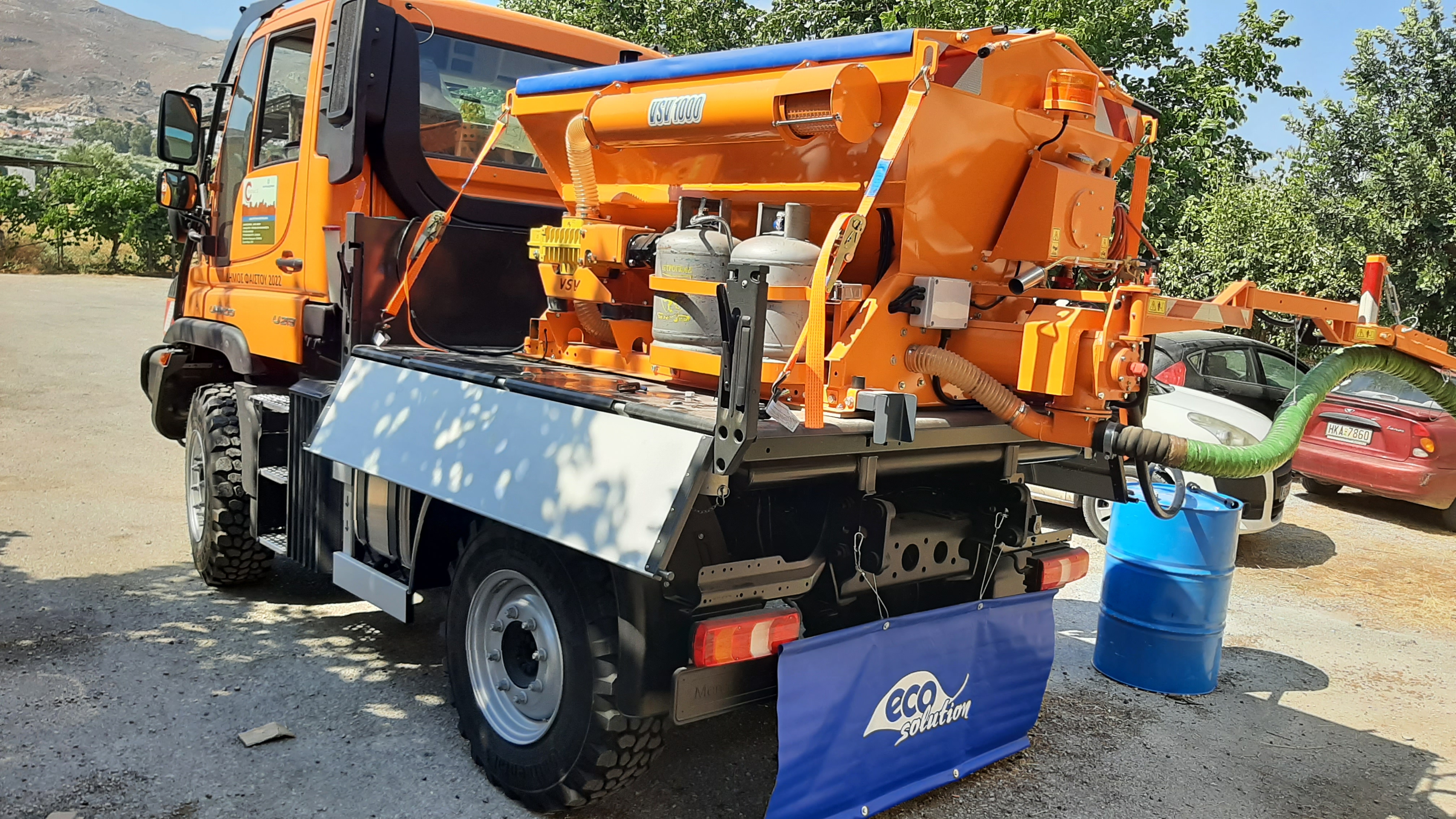 Předání vysprávkové soupravy vozovek VSV1000 na podvozku UNIMOG zákazníkovi - město Phaistos na ostrově Kréta, naším zástupcem v Řecku, spol. Ecosolution.