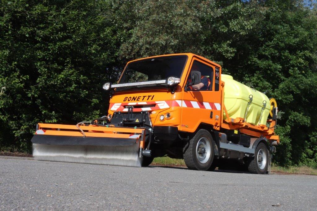 Předání vodní cisterny CNT a silničního zametače SZ na podvozku Bonetti naším partnerem spol. I-TEC Czech spol. s r.o. zákazníkovi Oderské Městské Služby.