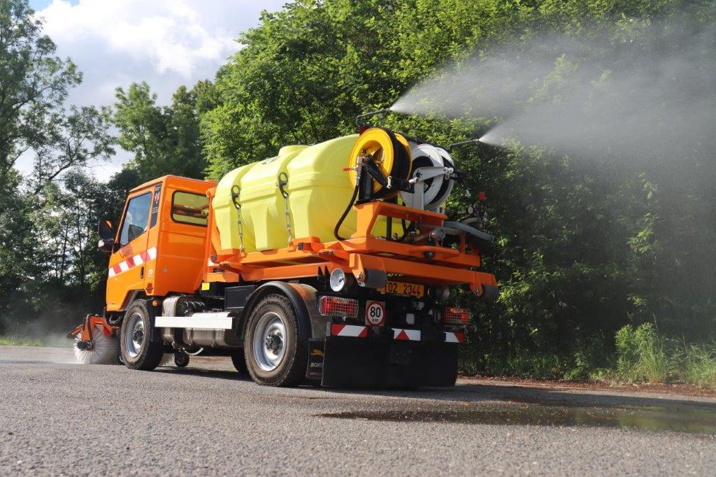 Předání vodní cisterny CNT a silničního zametače SZ na podvozku Bonetti naším partnerem spol. I-TEC Czech spol. s r.o. zákazníkovi Oderské Městské Služby.
