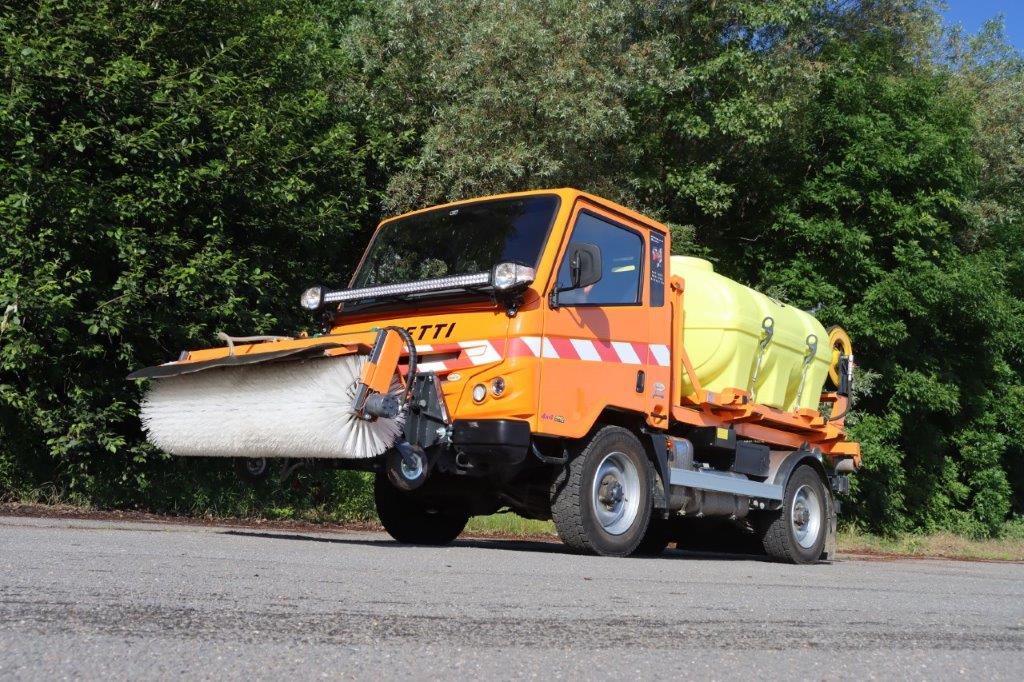 Předání vodní cisterny CNT a silničního zametače SZ na podvozku Bonetti naším partnerem spol. I-TEC Czech spol. s r.o. zákazníkovi Oderské Městské Služby.