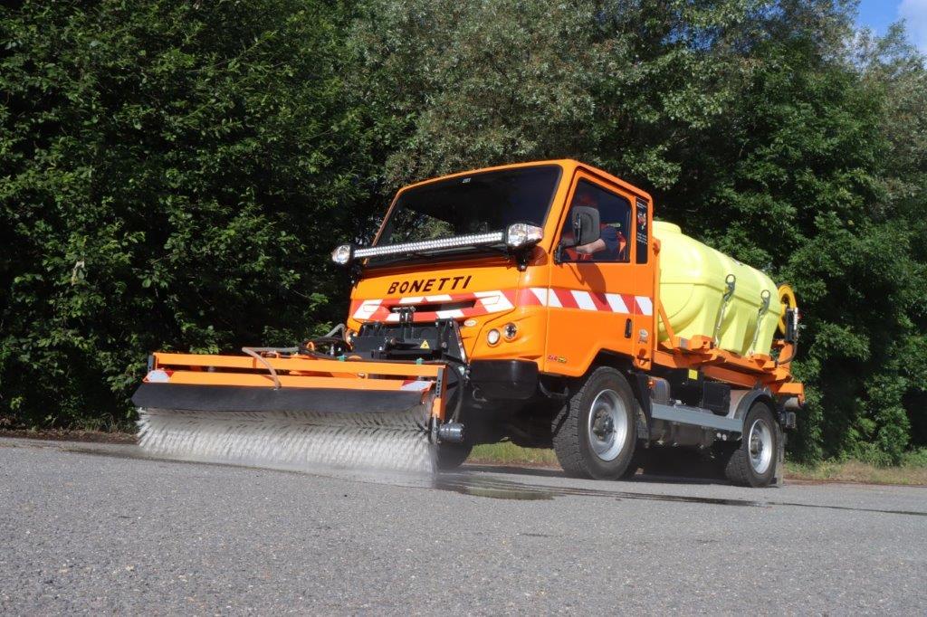 Předání vodní cisterny CNT a silničního zametače SZ na podvozku Bonetti naším partnerem spol. I-TEC Czech spol. s r.o. zákazníkovi Oderské Městské Služby.