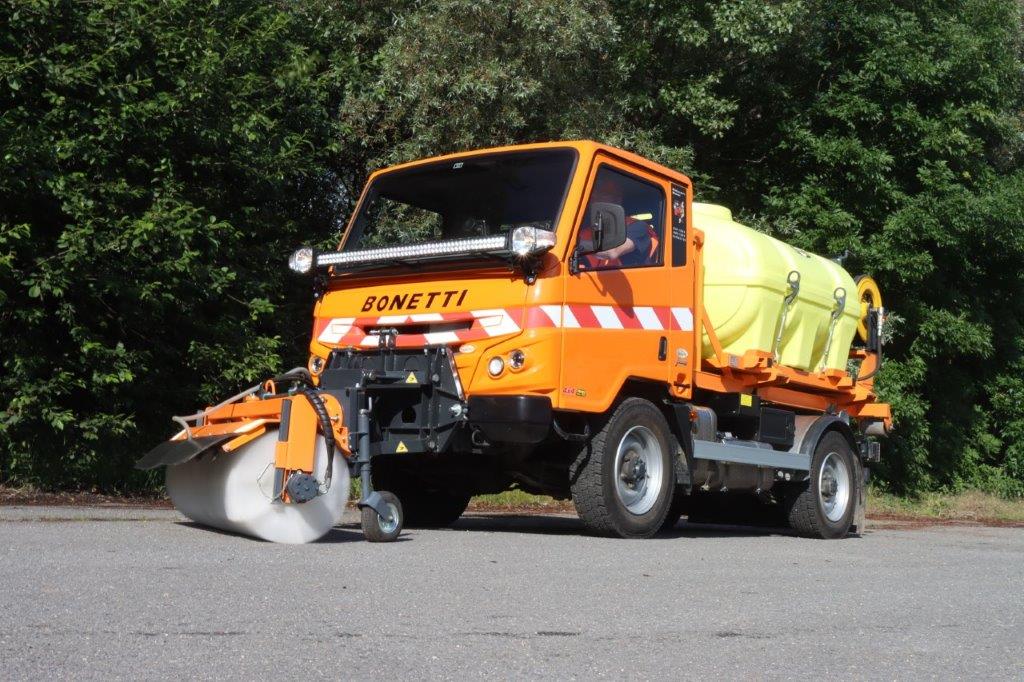 Předání vodní cisterny CNT a silničního zametače SZ na podvozku Bonetti naším partnerem spol. I-TEC Czech spol. s r.o. zákazníkovi Oderské Městské Služby.